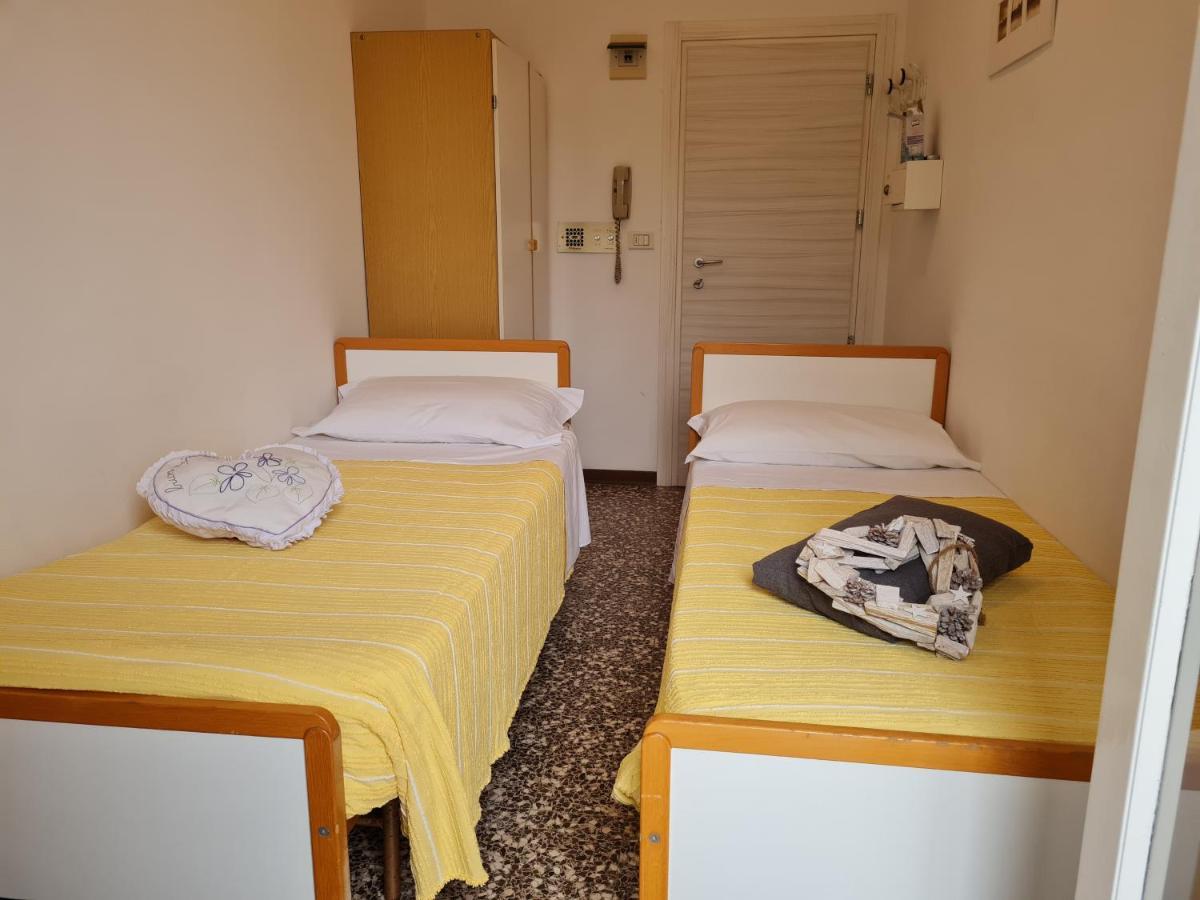 Hotel Marconi Miramare Rimini Exteriör bild