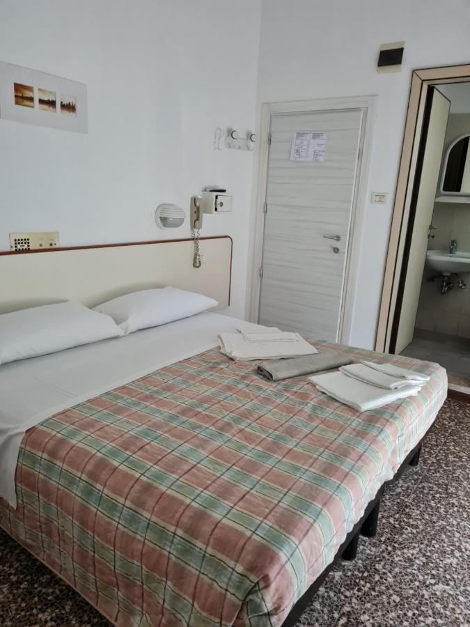 Hotel Marconi Miramare Rimini Exteriör bild